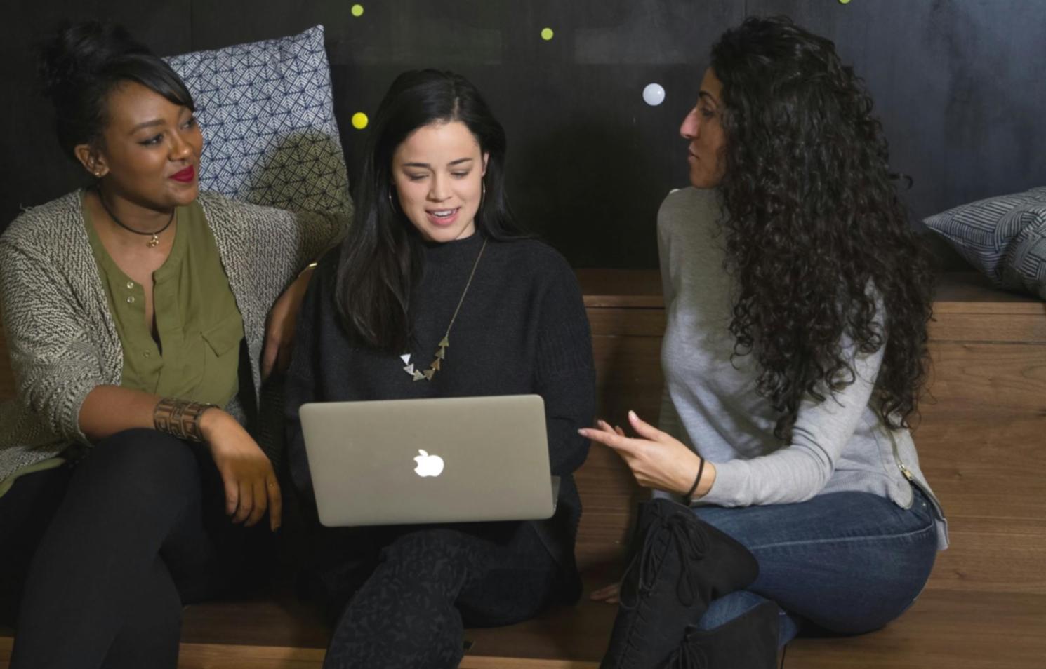Persona realizando ejercicio físico en un ambiente profesional y motivador