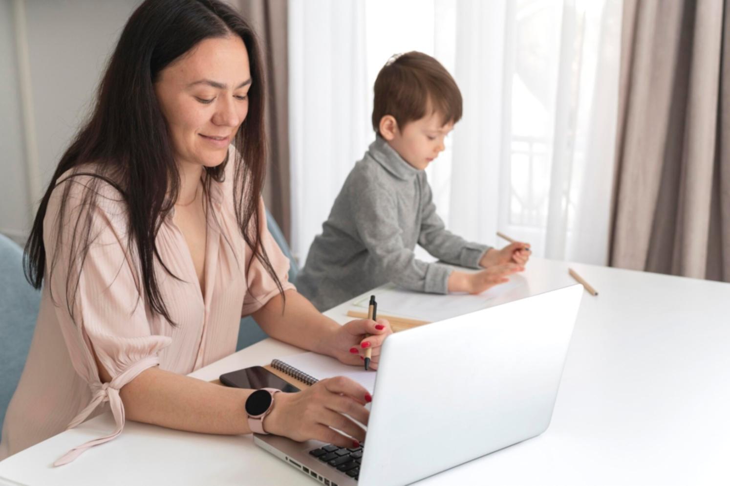 Alimentos frescos y plan nutricional sobre mesa